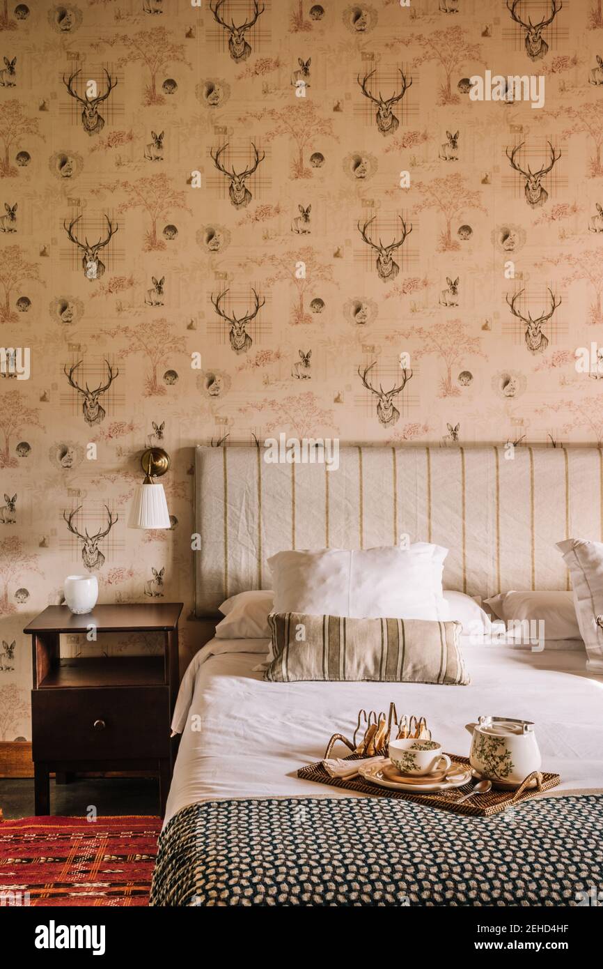 Interieur des stilvollen Schlafzimmer mit bequemen Bett mit Deckeldecke bedeckt Stockfoto