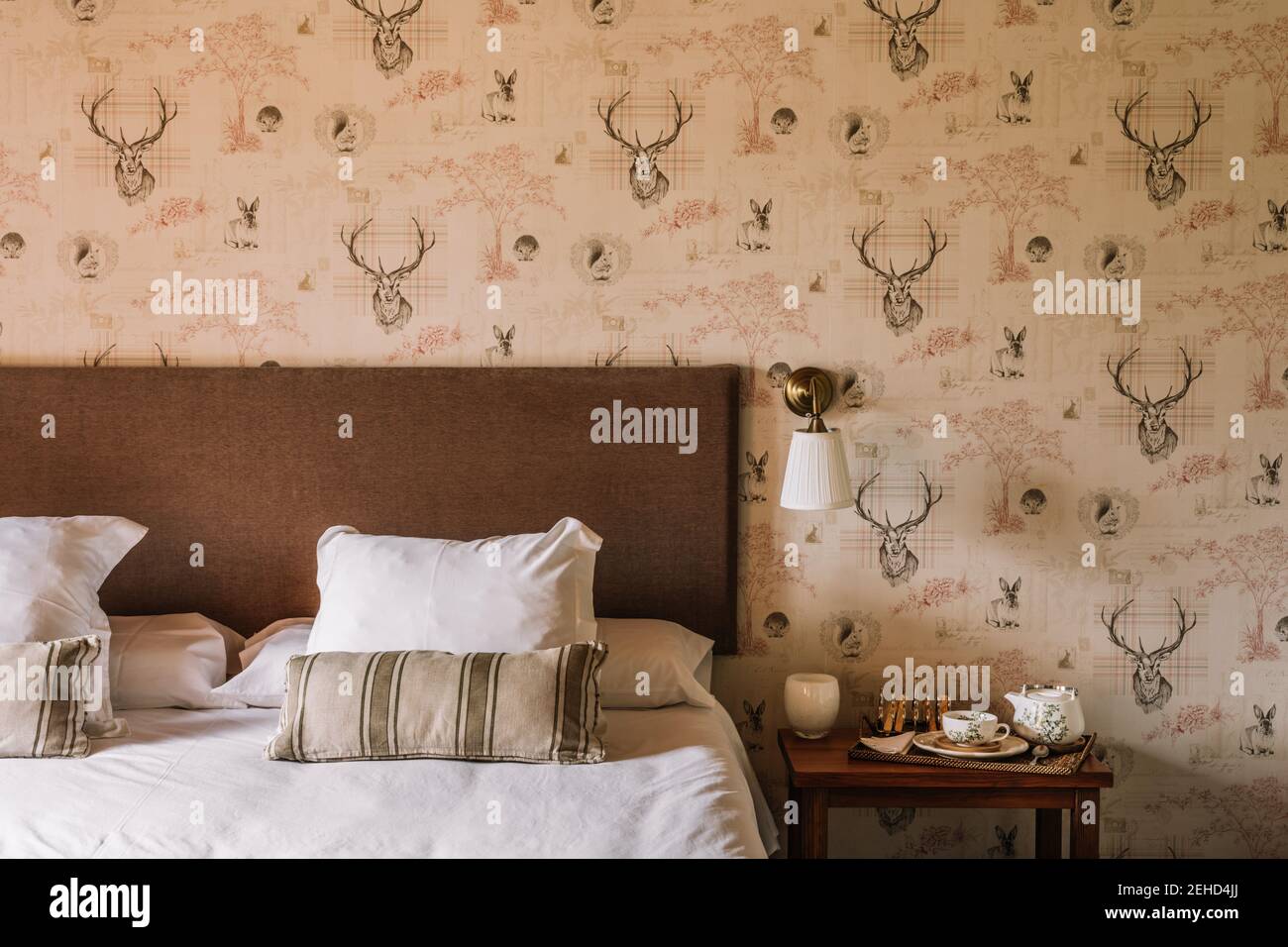 Interieur des stilvollen Schlafzimmer mit bequemen Bett mit Deckeldecke bedeckt Stockfoto