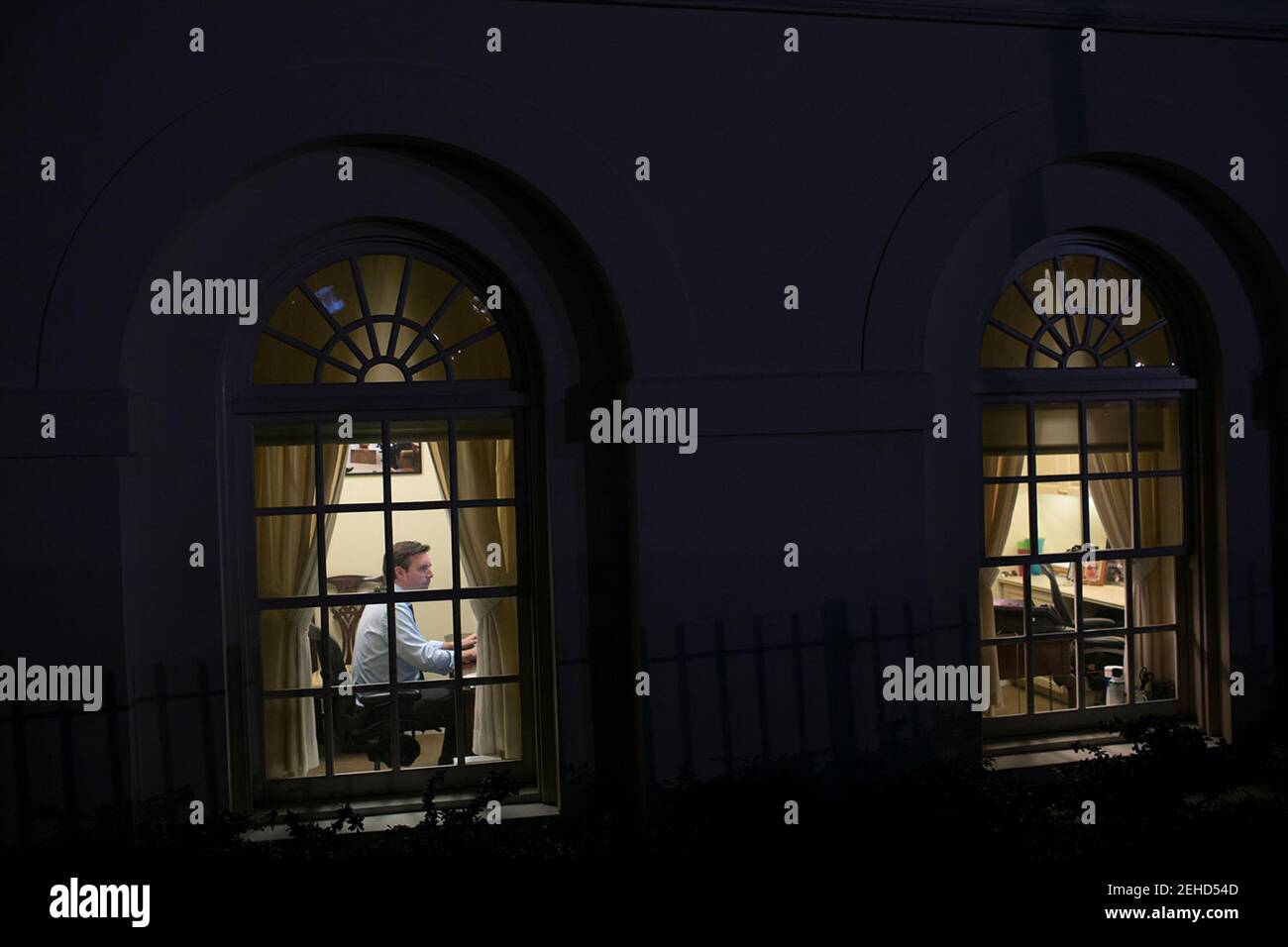Der stellvertretende Pressesekretär des Weißen Hauses, Josh Earnest, arbeitet in seinem Büro im Westflügel, 12. November 2013. Stockfoto