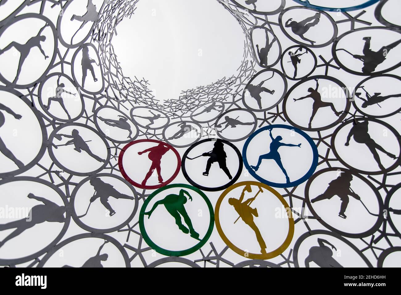 PYEONGCHANG - 17. JUNI 2018: Von unten der kreativen geometrischen Struktur, die den Wintersport des globalen Wettbewerbs in Südkorea darstellt Stockfoto
