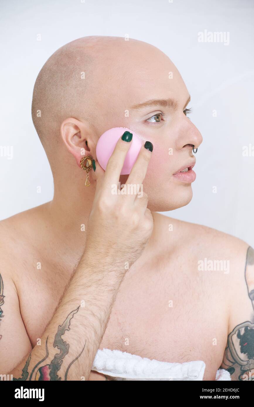 Face Piercing Tattoo Stockfotos Und Bilder Kaufen Seite 2 Alamy