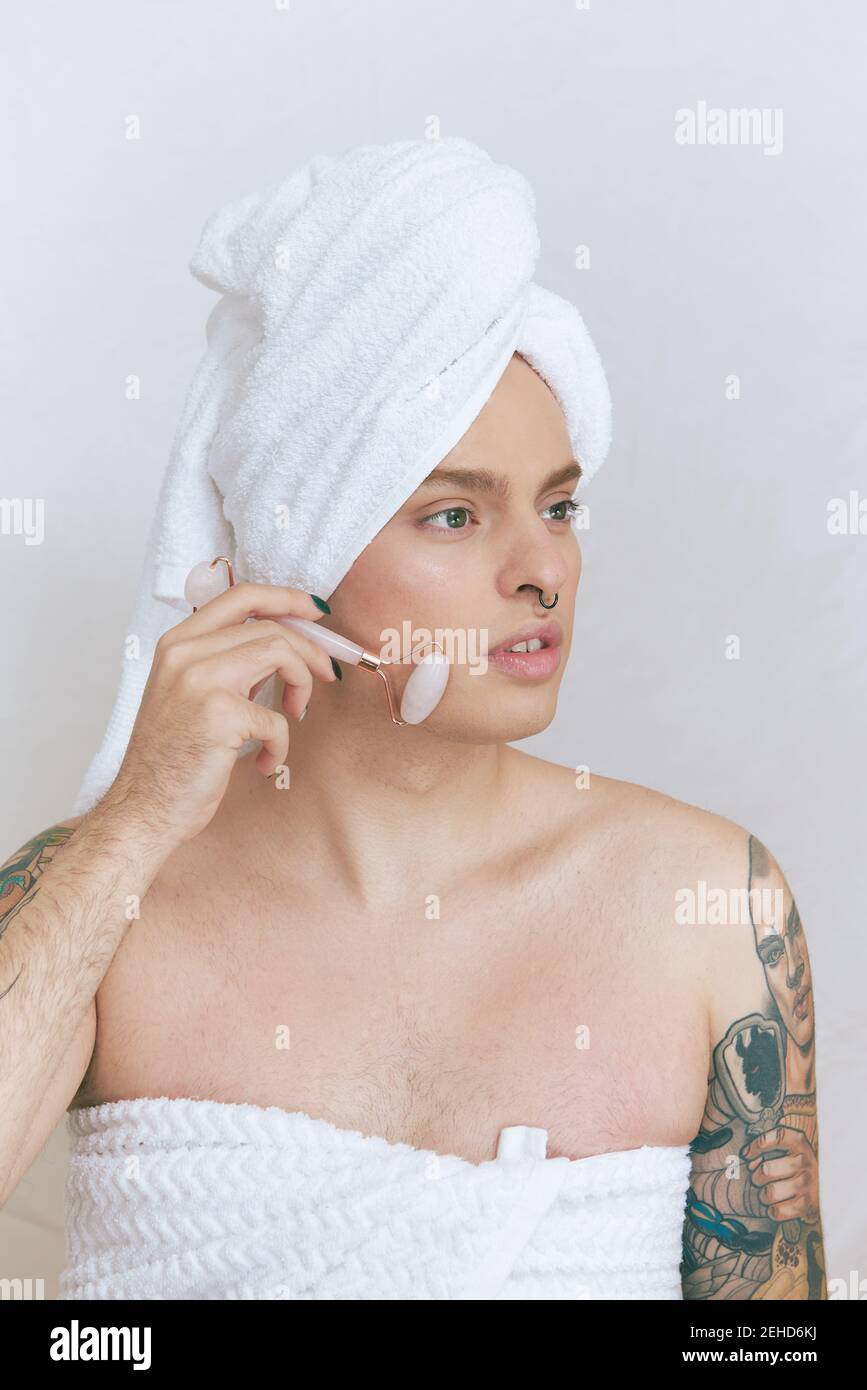 Face Piercing Tattoo Stockfotos Und Bilder Kaufen Seite 2 Alamy