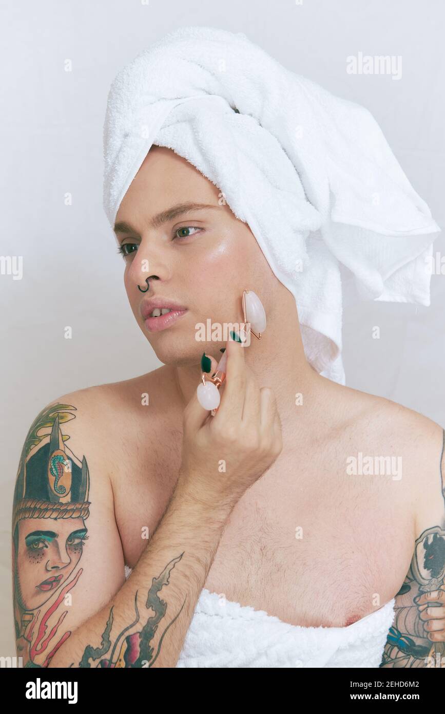 Face Piercing Tattoo Stockfotos Und Bilder Kaufen Seite 2 Alamy