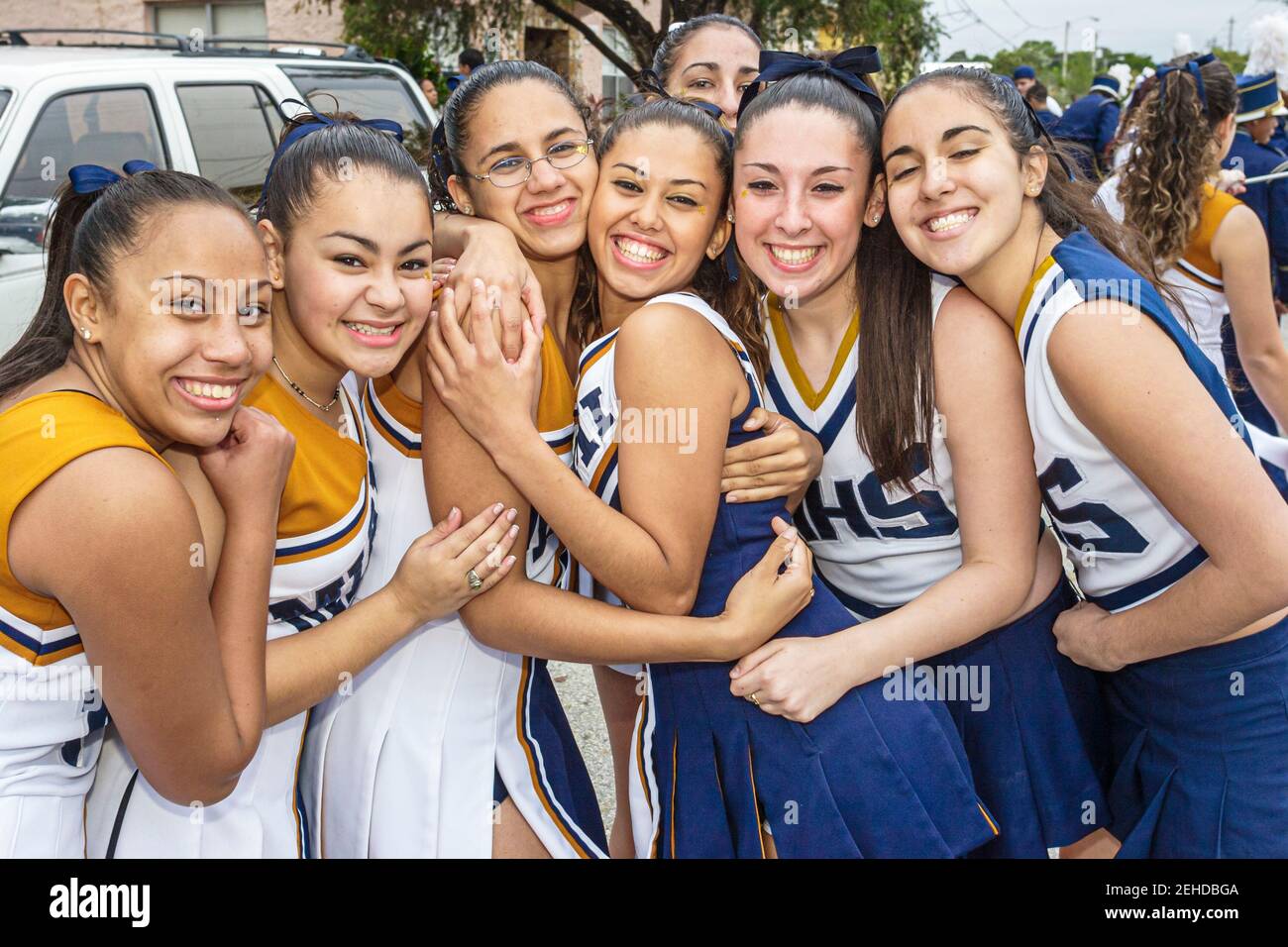 Miami Florida,Little Havana,Calle Ocho,Tres Reyes Magos Three 3 Kings Parade,hispanische High School Studenten Cheerleader Uniformen Freunde lächelnde Teens Stockfoto