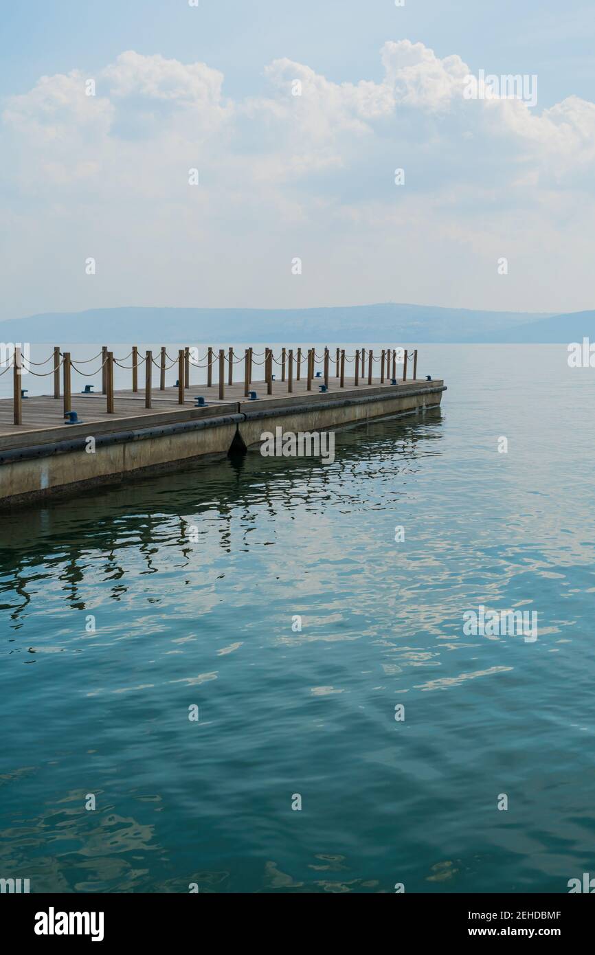 Portrait Blick auf einen hölzernen Pier am Meer von Galiläa Stockfoto