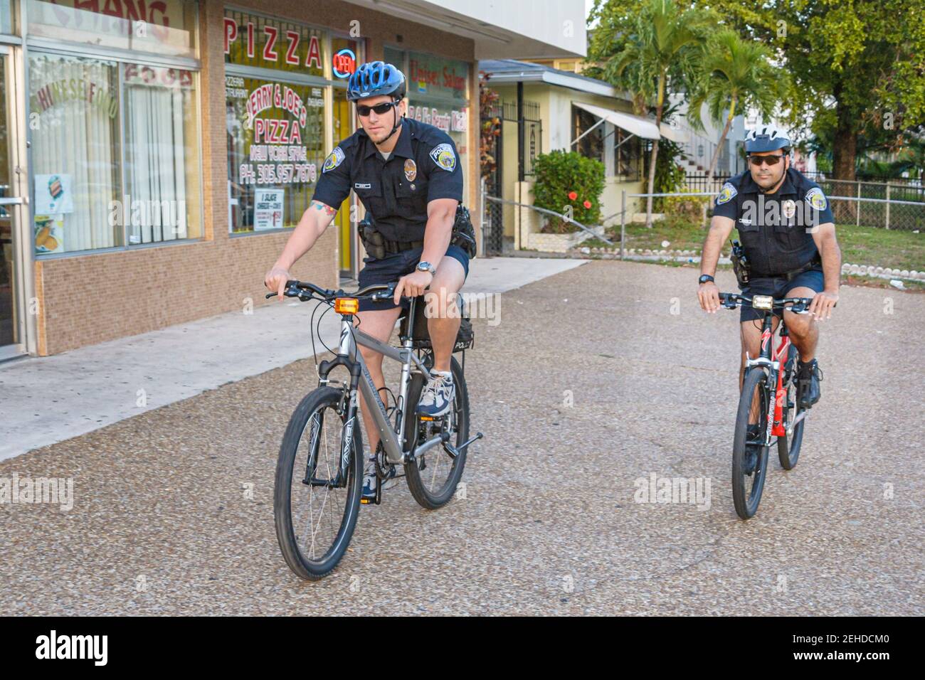North Miami Beach Florida, Polizeibehörde, Fahrrad-Fahrrad-Patrouille Polizist Polizisten reiten, Stockfoto