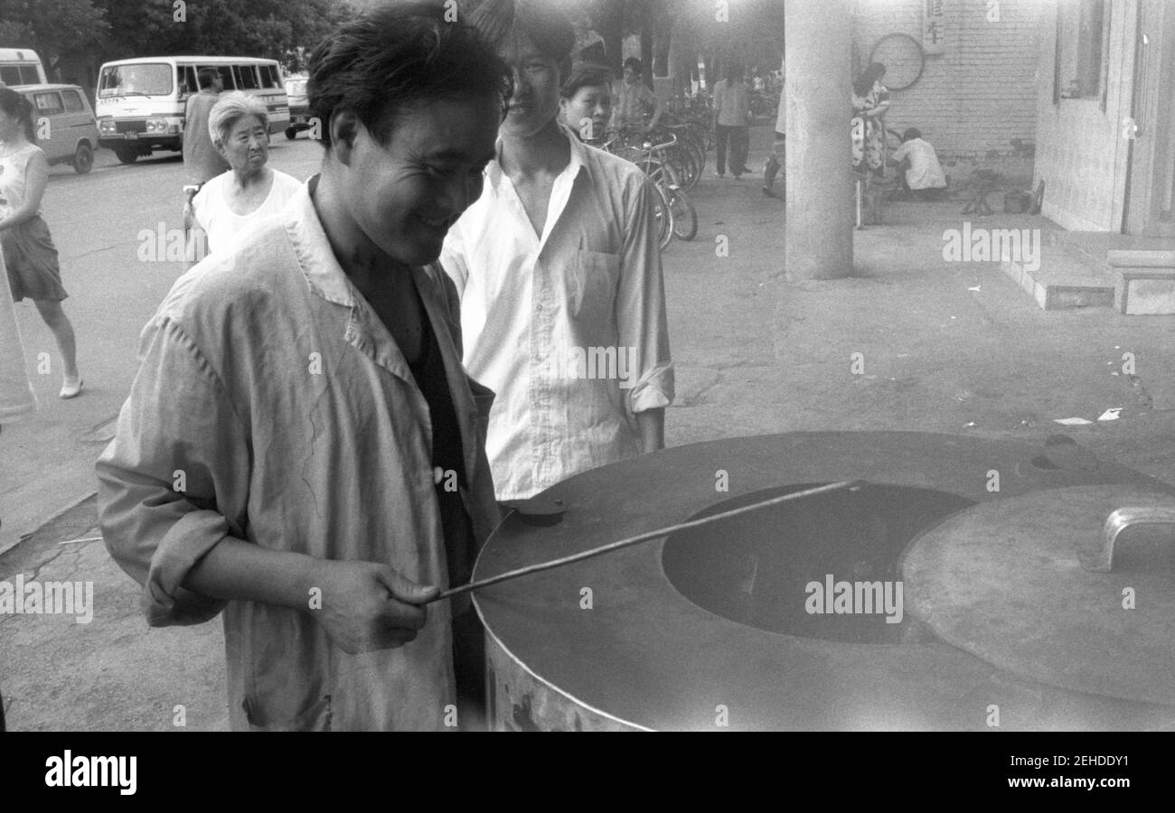 Street Food Vendor, China, 1990s Stockfoto