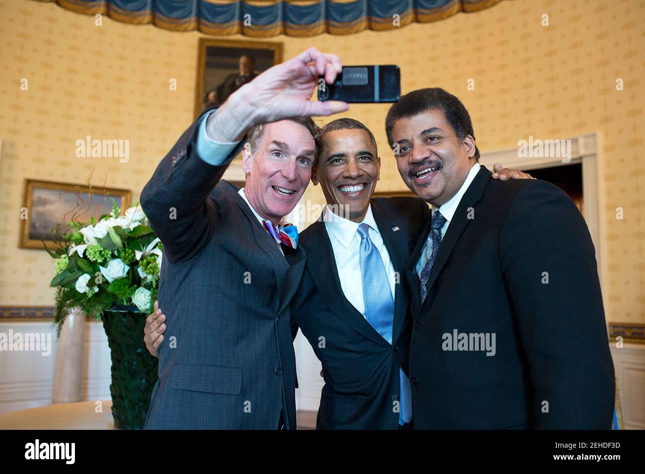 Präsident Barack Obama posiert für ein Selfie mit Bill Nye, Left, und Neil deGrasse Tyson im Blue Room vor dem White House Student Film Festival, 28. Februar 2014. Stockfoto