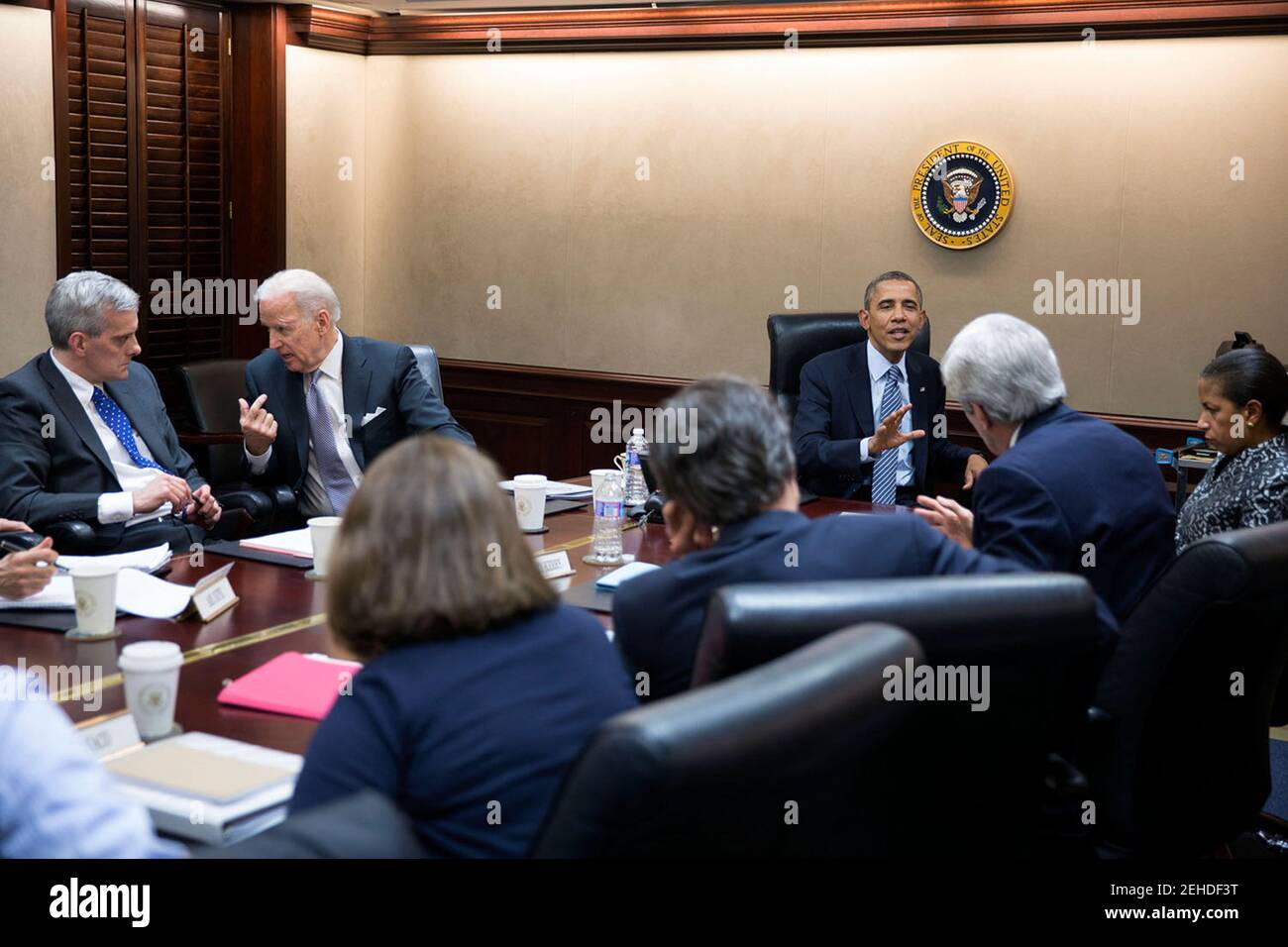 Präsident Barack Obama und Vizepräsident Joe Biden halten eine Sitzung des Nationalen Sicherheitsrates ab, um die Friedensverhandlungen im Nahen Osten im Situationsraum des Weißen Hauses am 27. Februar 2014 zu diskutieren. Stockfoto