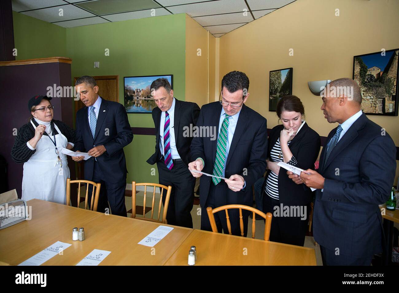 Präsident Barack Obama spricht mit einem Mitarbeiter im Café Beauregard vor einem Mindestlohn-Ereignis an der Central Connecticut State University in New Britain, Connecticut, Connecticut, Connecticut, Connecticut, Connecticut, USA, 5. März 2014. Mit dem Präsidenten, von rechts, Gouverneur. Deval Patrick aus Massachusetts, Advance Associate Nancy Schoemann, Gov. Dannel Malloy von Connecticut, sind Gouverneur. Peter Shumlin aus Vermont. Stockfoto