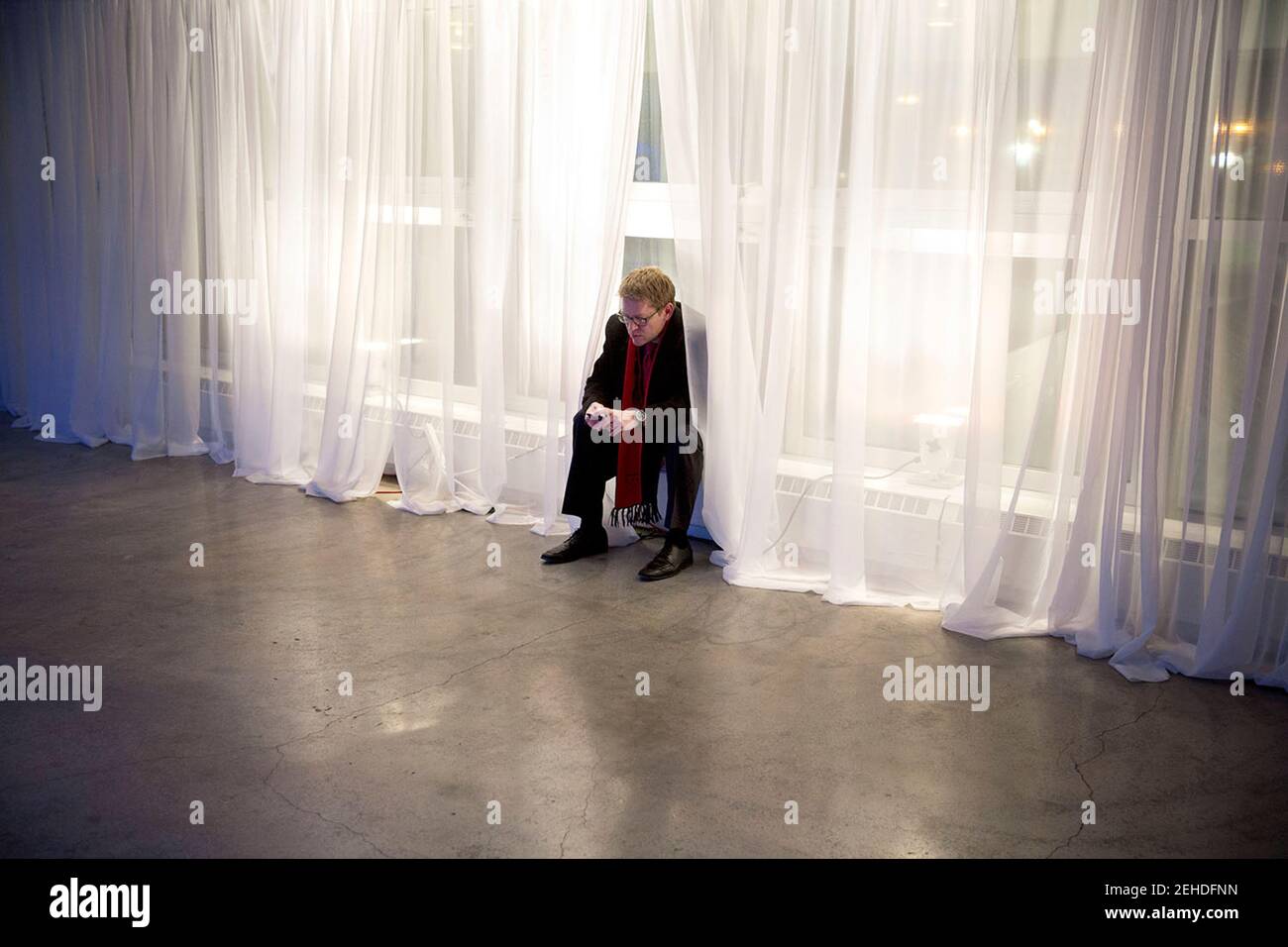 Pressesekretär Jay Carney arbeitet backstage, als Präsident Barack Obama an einem Dinner im Artists for Humanity Epizentrum in Boston, Mass., 5. März 2014 teilnimmt. Stockfoto