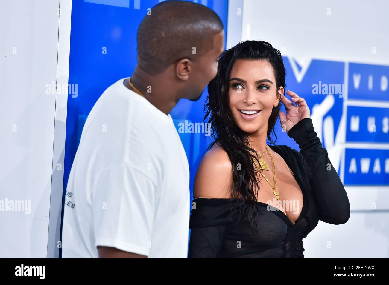 New York, USA. August 2016, 28th. Kanye West und Kim Kardashian West kommen bei den MTV Video Music Awards 2016 an, die am 28. August 2016 im Madison Square Garden in New York, NY, stattfinden. (Foto von Anthony Behar) *** Bitte benutzen Sie Credit from Credit Field *** Credit: SIPA USA/Alamy Live News Stockfoto