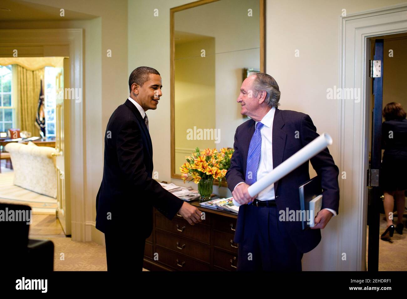 Präsident Barack Obama begrüßt Senator Tom Harkin (D-Iowa) vor dem Oval Office, 18. Mai 2009. Stockfoto