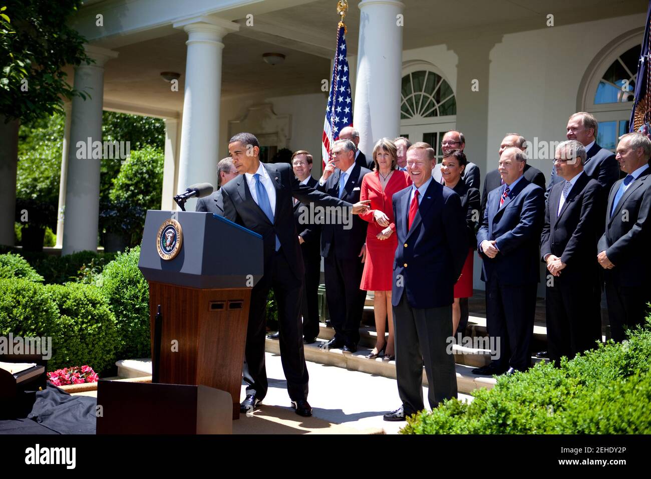 Präsident Barack Obama würdigt Ford Chief Executive Officer Alan, Mully, und andere Führer der Automobilindustrie und Regierungsbeamte während der Rose Garden Ankündigung neuer Kraftstoff- und Emissionsstandards für Autos und Lastwagen 19. Mai 2009. Stockfoto