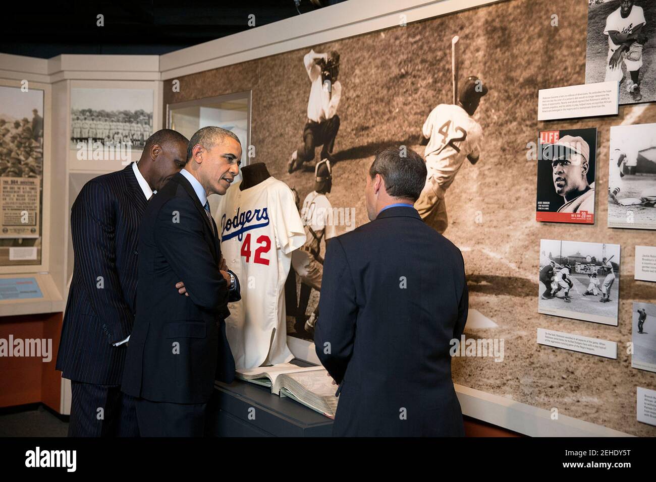 Präsident Barack Obama tourt das National Baseball Hall Of Fame and Museum in Cooperstown, New York, 22. Mai 2014. Jeff Idelson, Präsident der Hall Of Fame und Andre Dawson, 2010 Hall des Ruhmes Eingezogenes, überlassen, ihn zu begleiten. Stockfoto