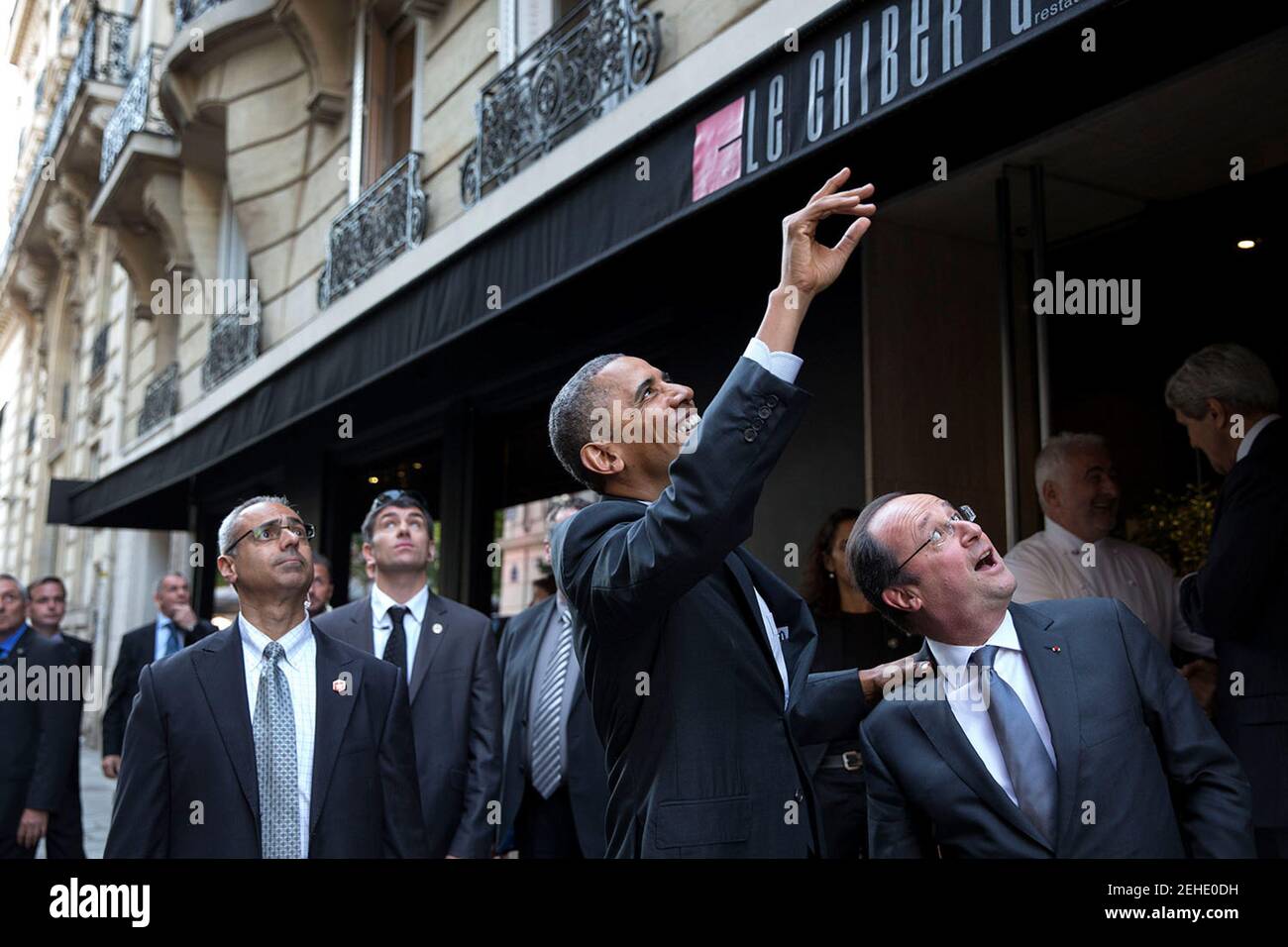 Präsident Barack Obama schaut auf und winkt, als er und der französische Präsident François Hollande nach dem Abendessen in Paris, Frankreich, am 5. Juni 2014, ein Restaurant verlassen. Stockfoto