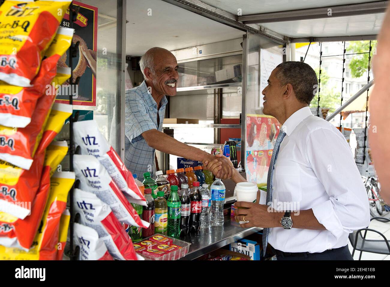 Präsident Barack Obama begrüßt den Verkäufer Saied E. Abedy, während er von Starbucks auf der Pennsylvania Avenue in Washington, D.C., zum Weißen Haus zurückgeht, 9. Juni 2014. Stockfoto