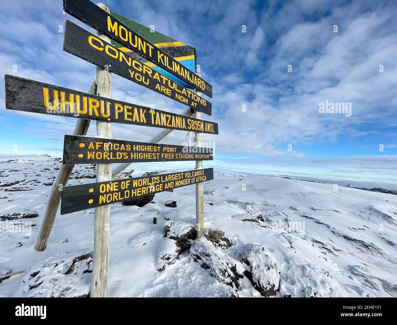 Informationsschalter 'Herzlichen Glückwunsch, Sie sind jetzt in Uhuru Peak 5895m' Kilimandscharo stratovulcano Krater Mount - der höchste Punkt Afrikas Und die Höhepunkte Stockfoto