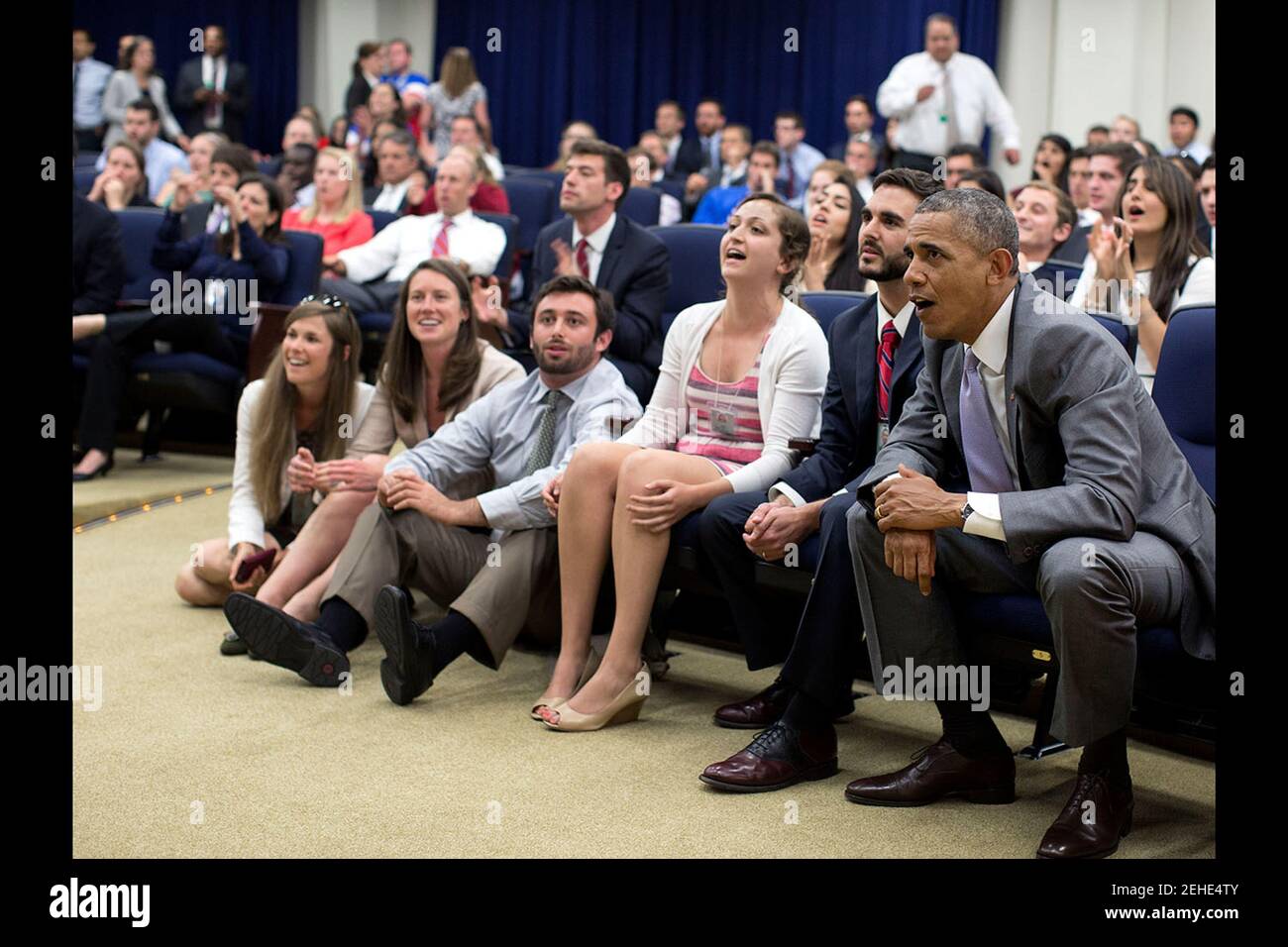 Präsident Barack Obama und seine Mitarbeiter beobachten, wie das Fußballweltcup-Spiel der USA gegen Belgien im Eisenhower Executive Office Building South Court Auditorium am 1. Juli 2014 im Fernsehen übertragen wird. Stockfoto