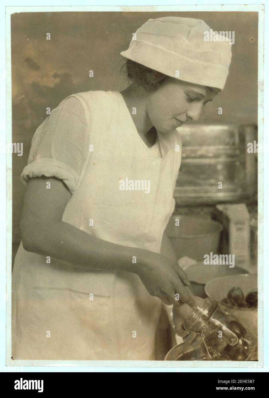 Pflaumen verpacken. Ein "Demonstrationsteam" bestehend aus drei preisgekrönten Mädchen von Cabell County. State 4 H Messe. (Siehe Fotos Nr. 48, 49, 50.) Stockfoto