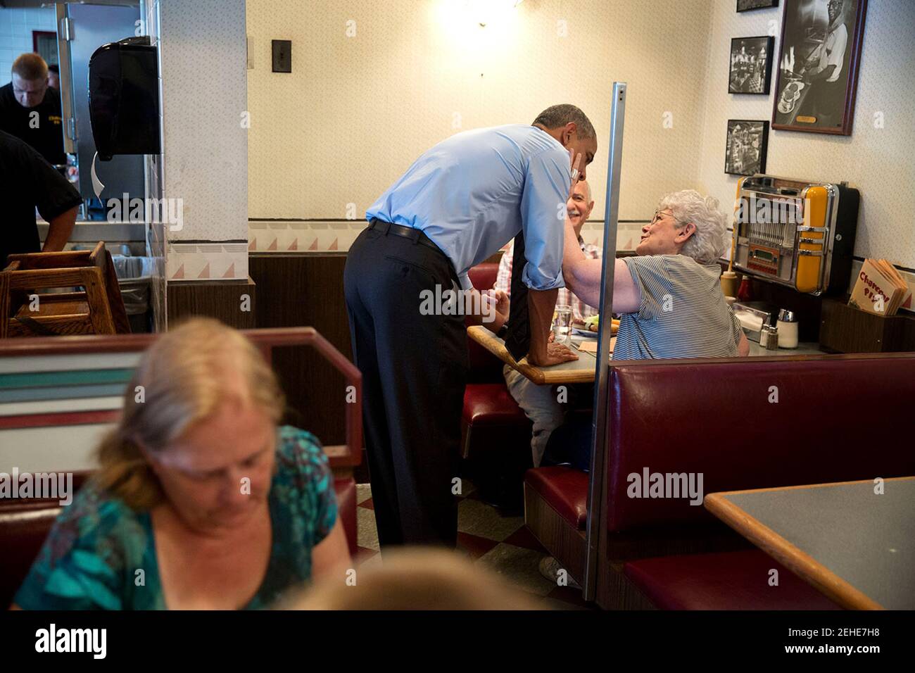 Präsident Barack Obama begrüßt seine Gäste im Restaurant Charcoal Pit in Wilmington, Del., 17. Juli 2014. Stockfoto