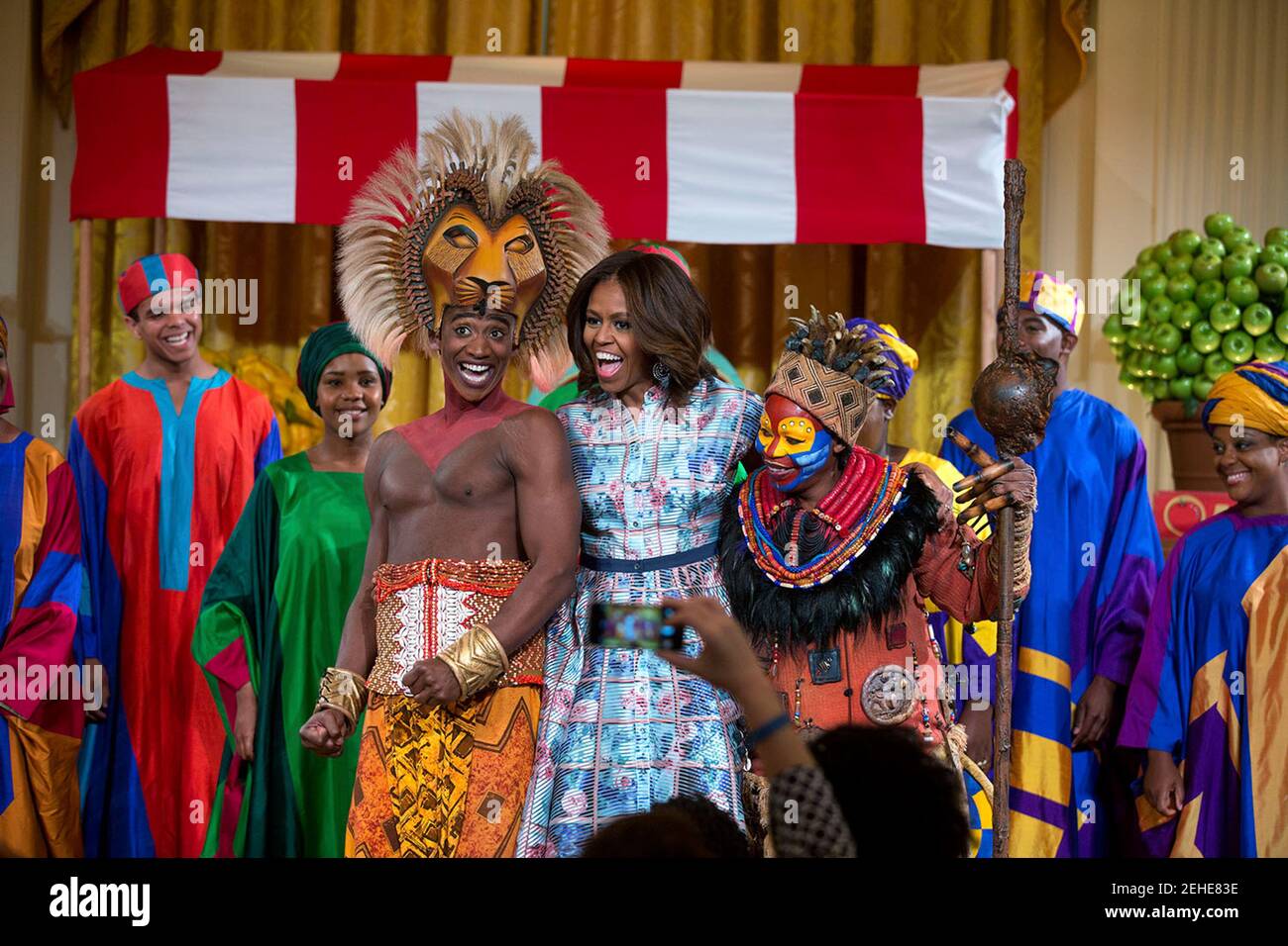 First Lady Michelle Obama schließt sich der Besetzung von Disneys "König der Löwen" auf der Bühne nach ihrem Auftritt bei den Kids State Dinner im East Room des weißen Hauses, 18. Juli 2014. Stockfoto
