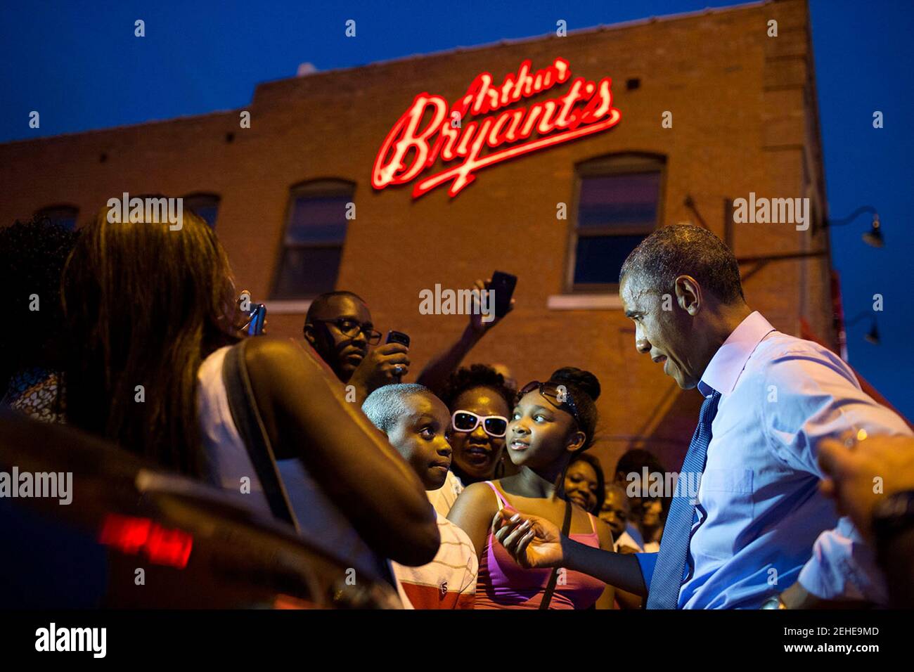 Präsident Barack Obama begrüßt das Publikum außerhalb Arthur Bryant Grill nach dem Abendessen mit Personen, die Buchstaben zu ihm, in Kansas City, Missouri, 29. Juli 2014 geschrieben hatte. Stockfoto