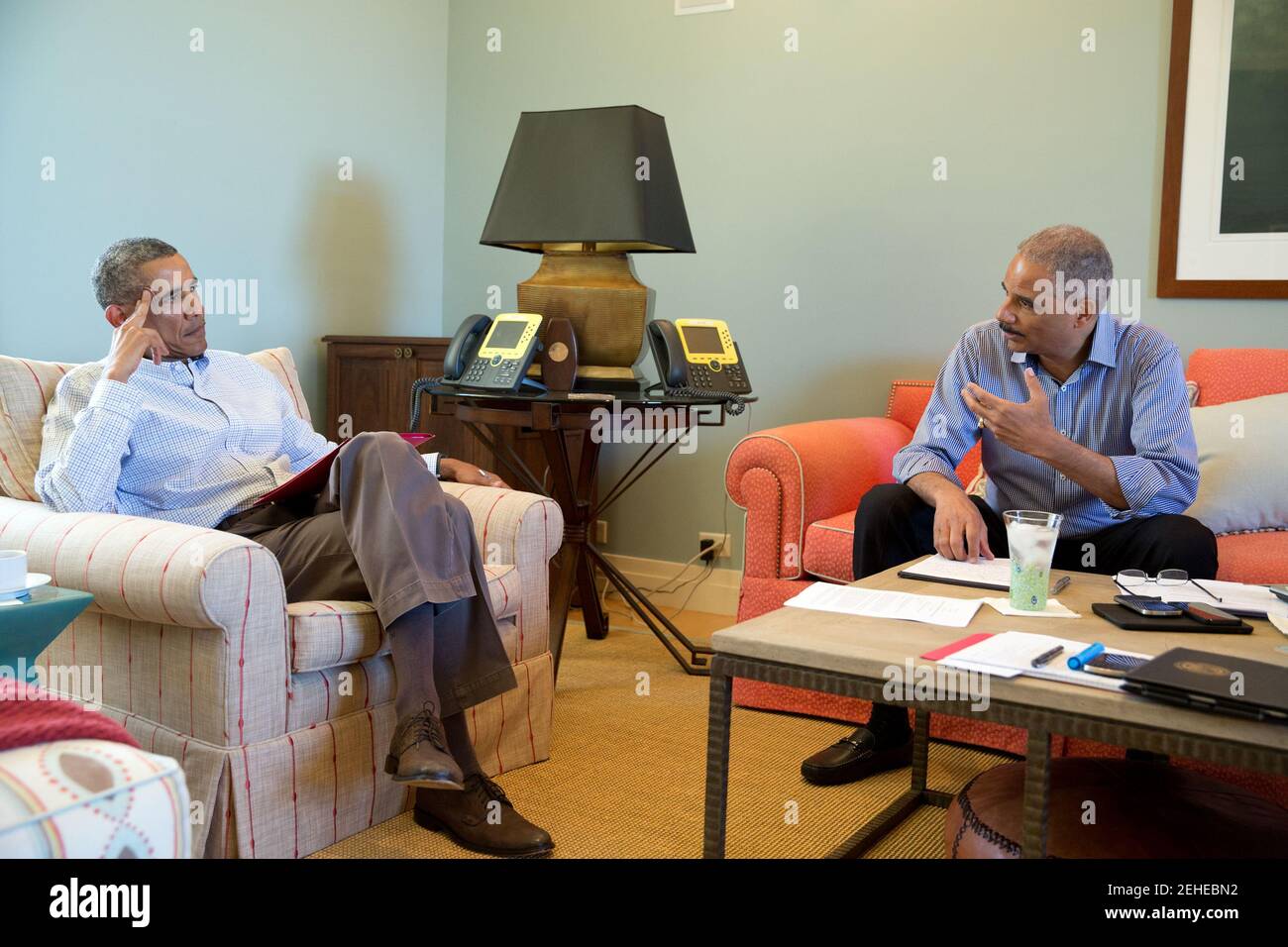 Präsident Barack Obama spricht mit Generalstaatsanwalt Eric Holder über die Situation in Ferguson, Mo., in Chilmark, Martha's Vineyard, Mass., 14. August 2014. Stockfoto