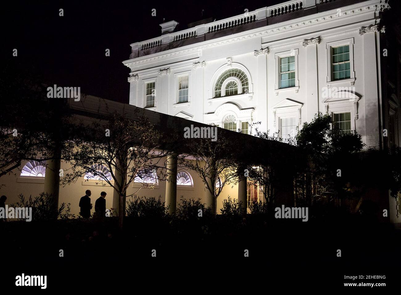 Präsident Barack Obama geht mit dem Pressesprecher Josh ernsthaft auf die Kolonnade, bevor er am 7. August 2014 im Staatlichen Speisesaal des Weißen Hauses eine Erklärung zum Irak abgibt. Stockfoto
