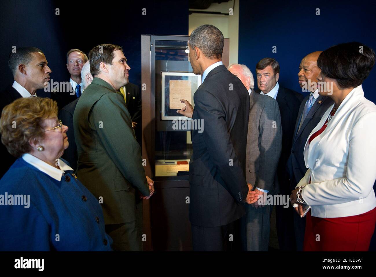 Präsident Barack Obama sieht das Originalmanuskript von "Star-Spangled Banner" während seiner Tour von Fort McHenry Besucher- und Education Center in Baltimore, Maryland, 12. September 2014. Mit dem Präsidenten sind Vince Vaise, National Parks Service Ranger und Chief of Interpretation am Fort McHenry und Maryland gewählt Beamte. Stockfoto