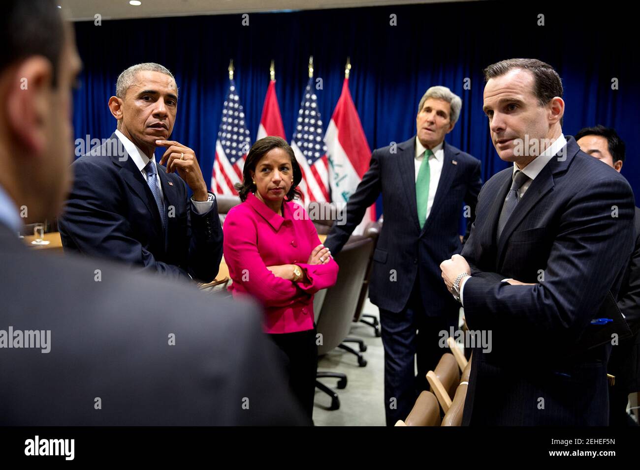 Präsident Barack Obama trifft sich mit Beratern vor ein bilaterales Treffen mit Premierminister Haider al-Abadi des Iraks bei den Vereinten Nationen in New York, N.Y., 24. September 2014. Mit dem Präsidenten von links sind: Phil Gordon, White House Koordinator für Nahost, Nordafrika und der Golf-Region; National Security Advisor Susan E. Rice; Secretary Of State John Kerry; Brett McGurk, stellvertretender Staatssekretär und stellvertretender Special Präsidenten Gesandter; und Andy Kim, Direktor für den Irak. Stockfoto