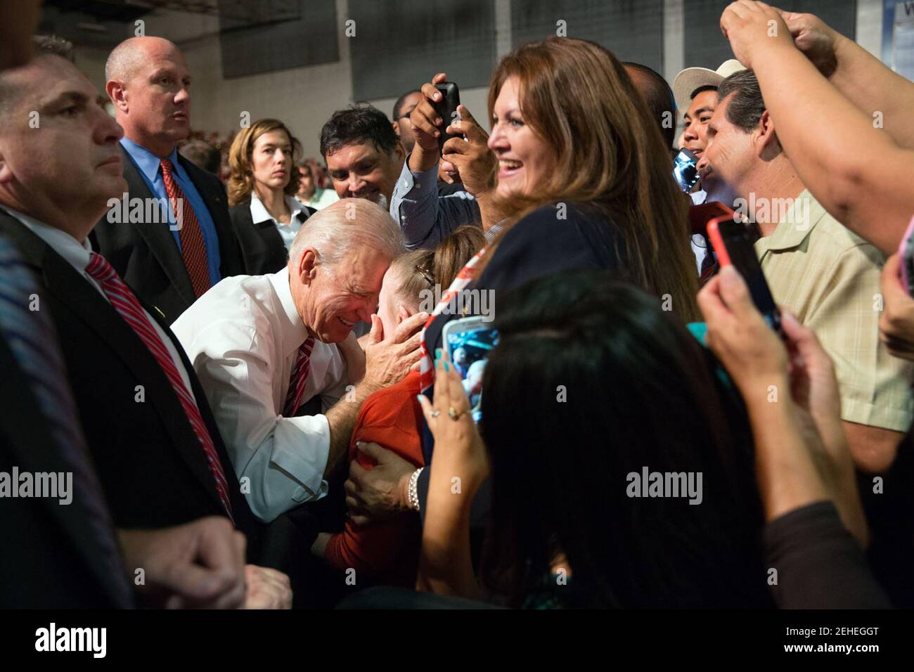 7. Oktober 2014 "Ich liebe all die verschiedenen Dinge, die auf diesem Foto von David Lienemann geschehen, wobei der Hauptmoment darin besteht, dass der Vizepräsident ein Baby während einer Wahlkampfveranstaltung in Bakersfield, Kalifornien, begrüßt." Stockfoto