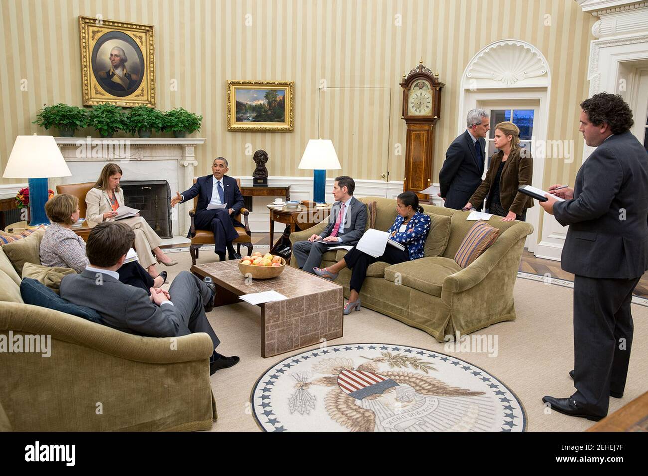 Präsident Barack Obama arbeitet an einer Erklärung an die Presse über die Regierung von Ebola, 16. Oktober 2014. Teilnehmer, im Uhrzeigersinn von den Präsidenten sind: Dr. Tom Frieden, Direktor des Centers for Disease Control and Prevention; National Security Advisor Susan E. Rice;  Chef des Stabes Denis McDonough; Jennifer Palmieri, Direktor für Kommunikation; Cody Keenan, Direktor des Speechwriting; Presse-Sekretär Josh Earnest; Lisa Monaco, Assistent des Präsidenten für innere Sicherheit und Bekämpfung des Terrorismus; und Health And Human Services Secretary Sylvia Mathews Burwell. Stockfoto