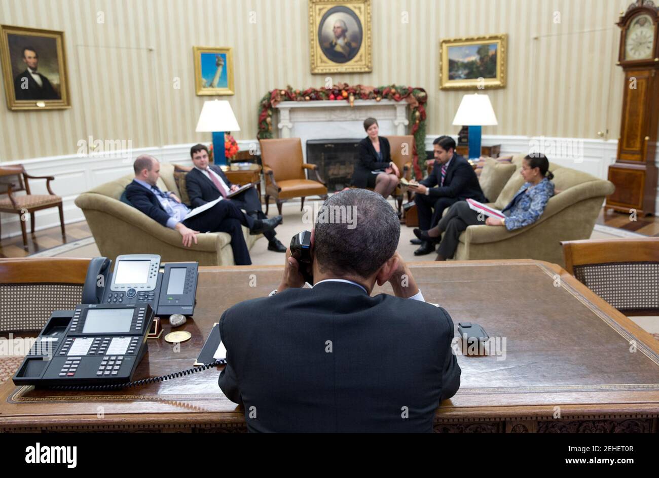 16. Dezember 2014 "der Präsident telefoniert mit dem kubanischen Präsidenten Raúl Castro im Oval Office. Am nächsten Tag kündigte der Präsident an, dass die USA nach mehr als 50 Jahren die vollständigen Beziehungen zu Kuba wiederherstellen würden." Stockfoto