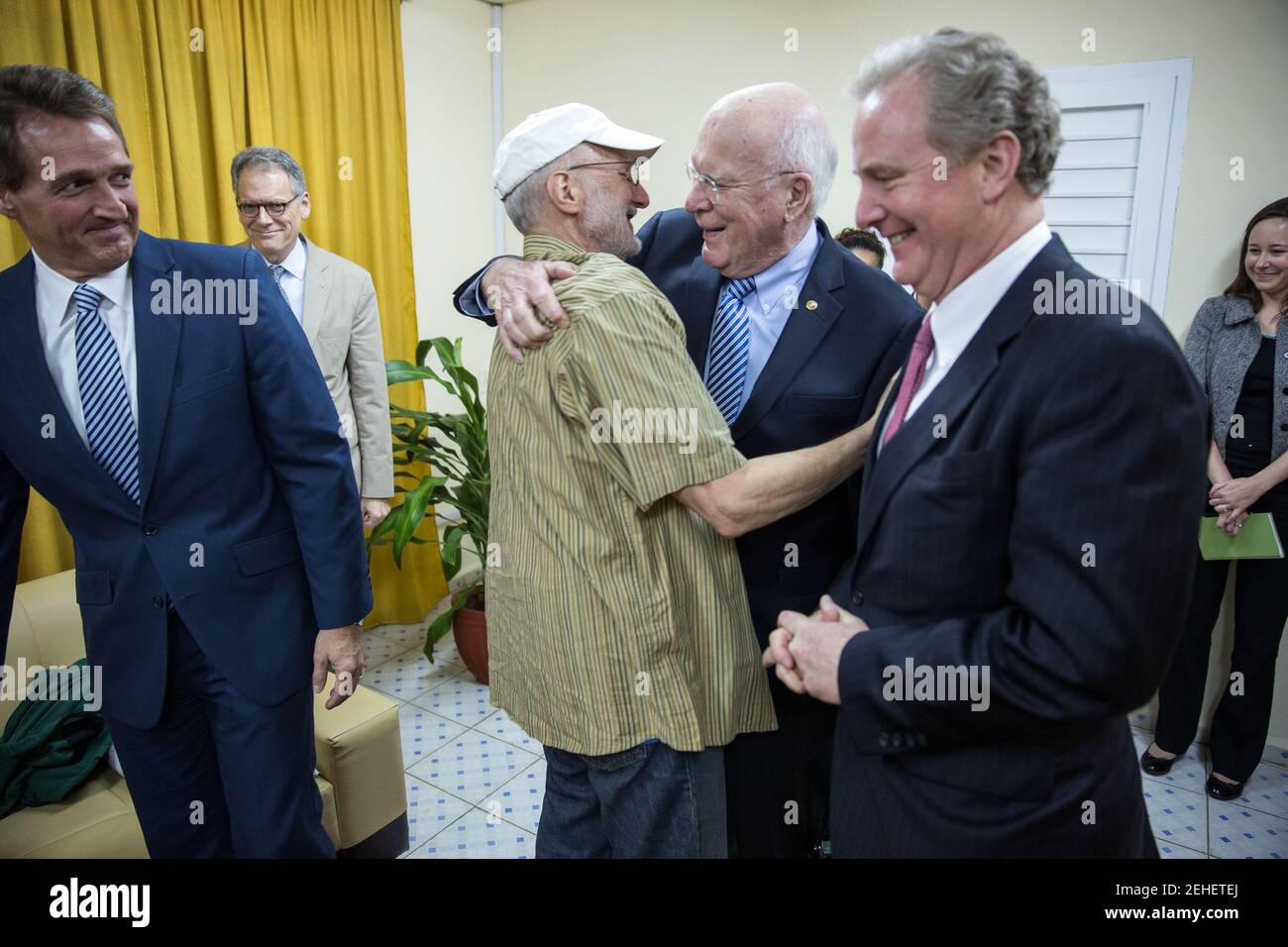 Alan Gross grüßt Patrick Leahy, D -Vt., Sen. Jeff Flake, R-AZ, Sen.and Rep Chris Van Hollen, D -MD auf einem Flughafen in der Nähe von Havanna, Kuba, 17. Dezember 2014. Gross wurde nach 5 Jahren in einem kubanischen Gefängnis freigelassen. Stockfoto