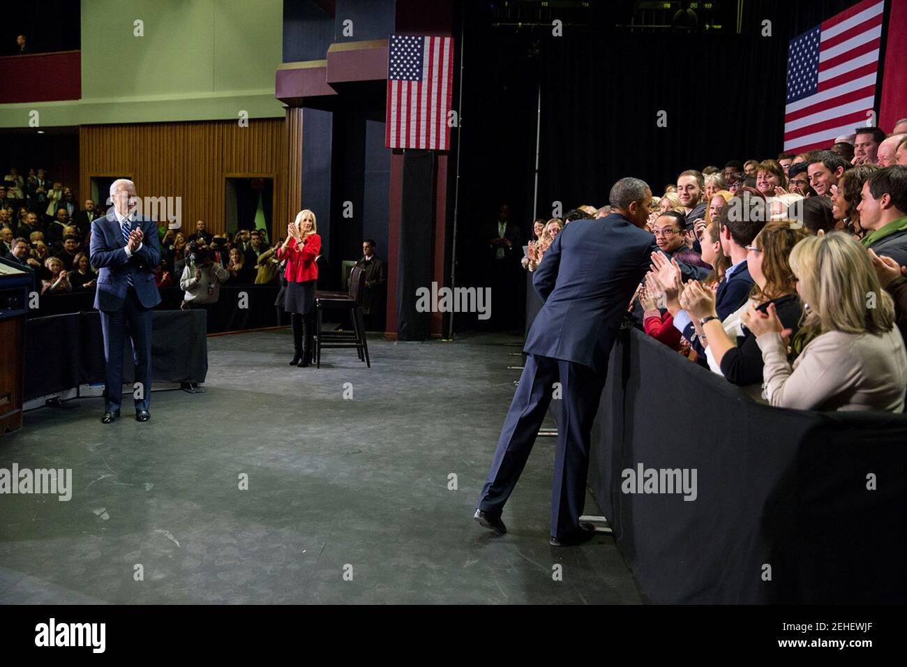 Präsident Barack Obama schüttelt Hände, als er die Bühne nimmt nach Vizepräsident Joe Biden, mit Dr. Jill Biden, für Anmerkungen zu College Erschwinglichkeit in Pellissippi Zustand Community College in Knoxville, Tennessee, 9. Januar 2015 eingeführt. Stockfoto