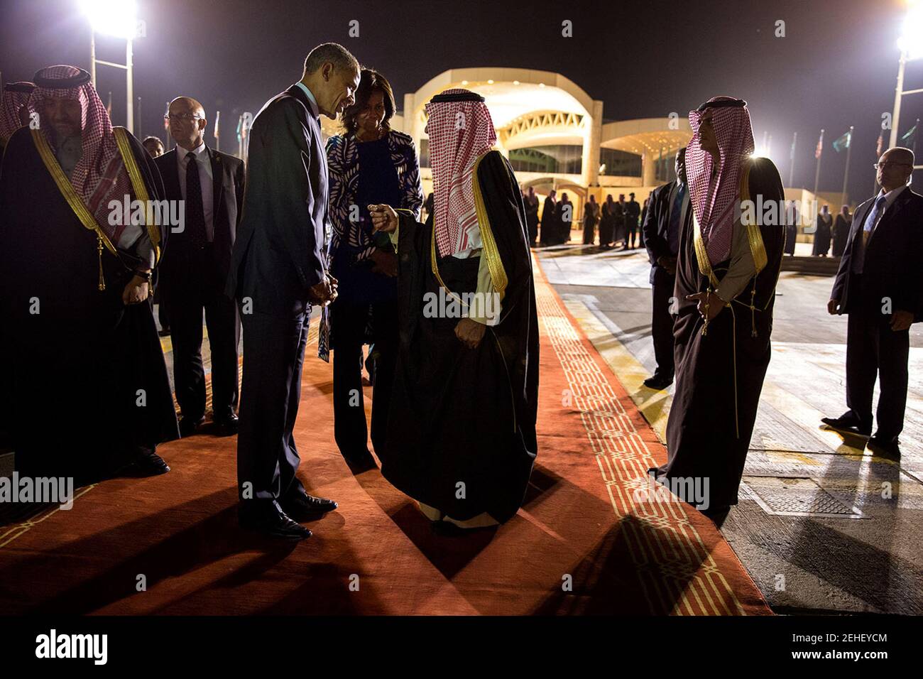 Präsident Barack Obama und First Lady Michelle Obama Abschied von Saudi-Beamten am King Khalid International Airport in Riyadh, Saudi Arabien, 27. Januar 2015. Stockfoto