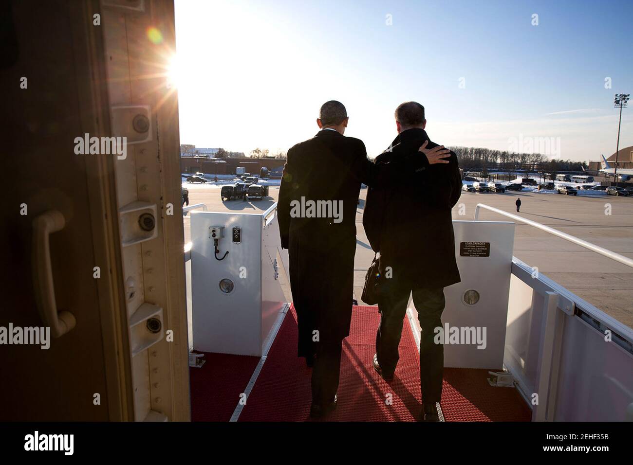 Präsident Barack Obama und Dan Pfeiffer aussteigen Air Force One nach der Ankunft am gemeinsamen Basis Andrews, MD. auf Pfeiffers letzter Tag als Seniorberater des Präsidenten, 6. März 2015. Pfeiffer trat Präsident Obama auf seiner Reise nach Kolumbien, S.C. Stockfoto