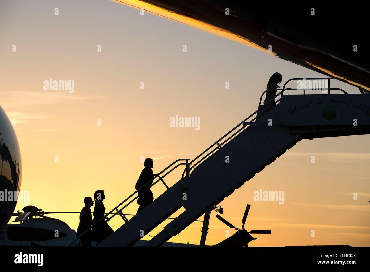 Präsident Barack Obama und First Lady Michelle Obama folgen Marian Robinson und Malia Obama als sie für die Ausreise von Montgomery, Alabama Air Force One auf der Maxwell Air Force Base an Bord nach einer Reise nach Selma, Alabama um den 50. Jahrestag der blutigen Samstag, 7. März 2015 zu gedenken. Stockfoto