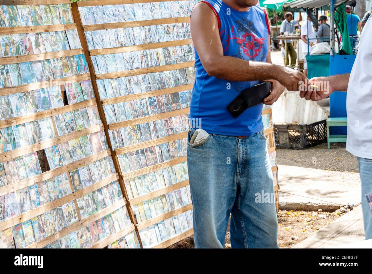 Ein Mann, der auf der Straße hausgemachte Sachen verkauft, Cuba 2014 Stockfoto Ein Mann, der auf der Straße hausgemachte Sachen verkauft, Cuba 2014 Stockfoto