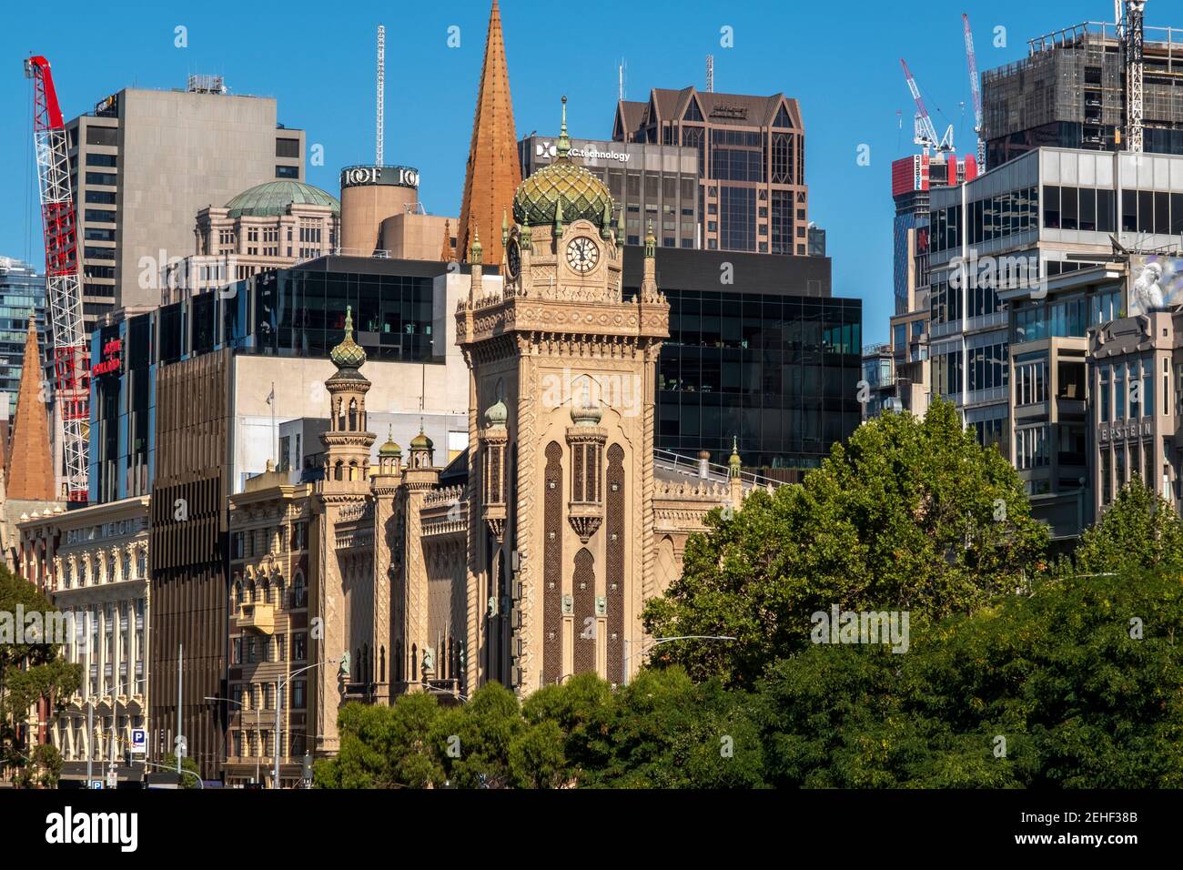 Das Forum Theatre vor der Skyline von Melbourne, Victoria, Australien. Stockfoto