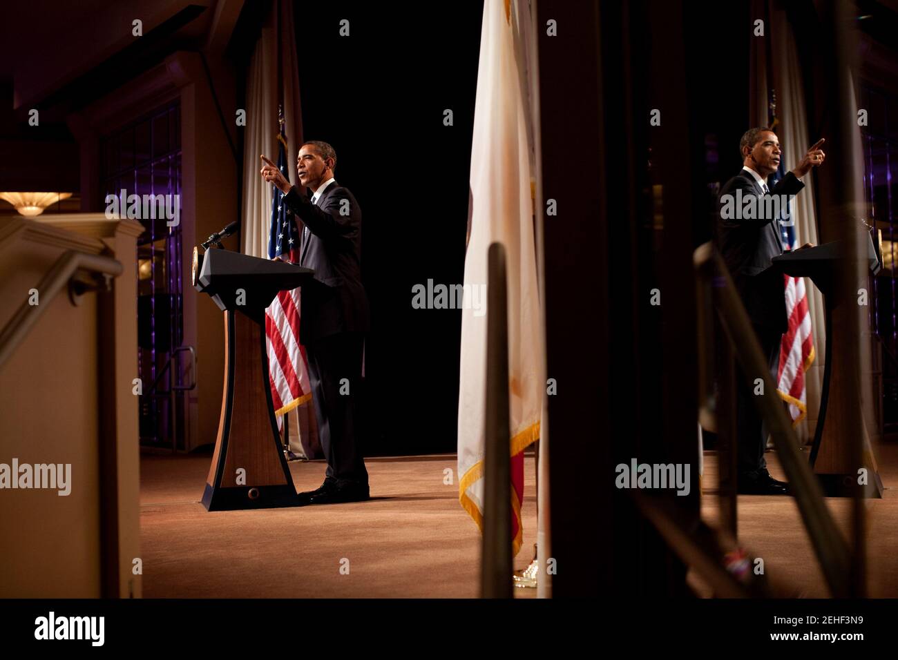 Präsident Barack Obama spiegelt sich in einem Spiegel wider, als er am 27. Mai 2009 bei einer Spendenaktion in Los Angeles spricht. Stockfoto