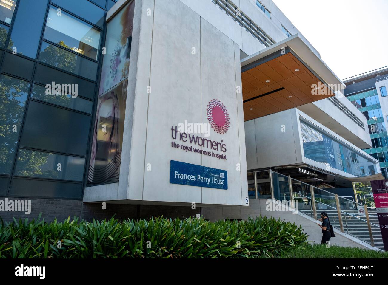 Eine Frau, die das Royal Women's Hospital in Parkville, Melbourne, Victoria, Australien betritt Stockfoto