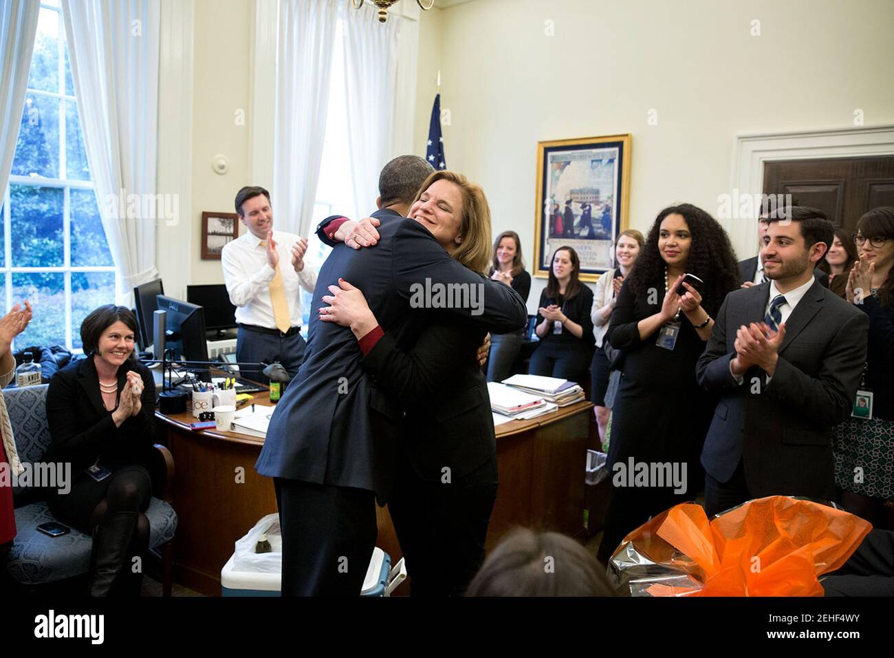 Präsident Barack Obama umarmt Communications Director Jennifer Palmieri während einer Abschiedsfeier an ihrem letzten Tag im Weißen Haus, amtierenden Pressesprecher Josh Earnest Westflügel, 20. März 2015. Stockfoto