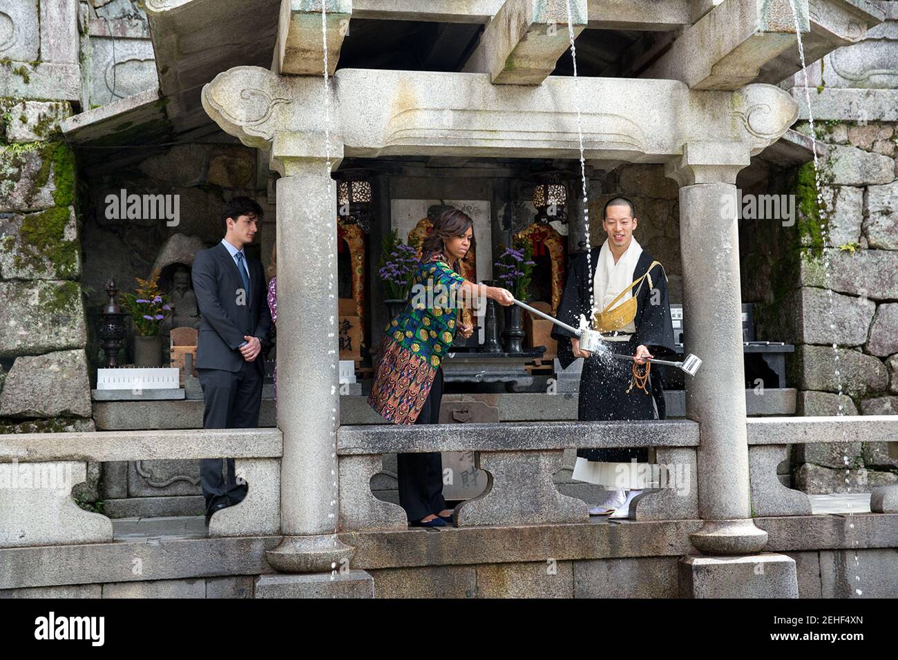 First Lady Michelle Obama nimmt am Ritual des Trinkens vom Otowa Wasserfall im buddhistischen Tempel Kiyomizu-dera in Kyoto, Japan, 20. März 2015 Teil. Die First Lady wird von Eigen Onishi, älterer Mönch, AMB, begleitet. Caroline Kennedy, US-Botschafterin in Japan und ihr Sohn Jack Schlossberg. Stockfoto First Lady Michelle Obama nimmt am Ritual des Trinkens vom Otowa Wasserfall im buddhistischen Tempel Kiyomizu-dera in Kyoto, Japan, 20. März 2015 Teil. Die First Lady wird von Eigen Onishi, älterer Mönch, AMB, begleitet. Caroline Kennedy, US-Botschafterin in Japan und ihr Sohn Jack Schlossberg. Stockfoto
