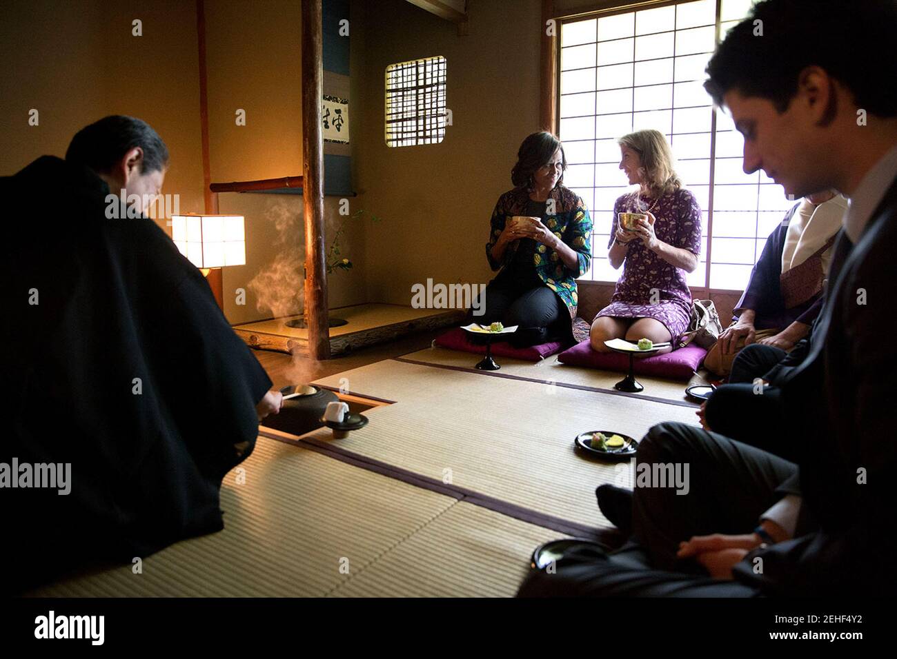 First Lady Michelle Obama nimmt an einer traditionellen Teezeremonie mit AMB Teil. Caroline Kennedy, US-Botschafterin in Japan und ihr Sohn Jack Schlossberg im buddhistischen Tempel Kiyomizu-dera in Kyoto, Japan, 20. März 2015. Stockfoto First Lady Michelle Obama nimmt an einer traditionellen Teezeremonie mit AMB Teil. Caroline Kennedy, US-Botschafterin in Japan und ihr Sohn Jack Schlossberg im buddhistischen Tempel Kiyomizu-dera in Kyoto, Japan, 20. März 2015. Stockfoto