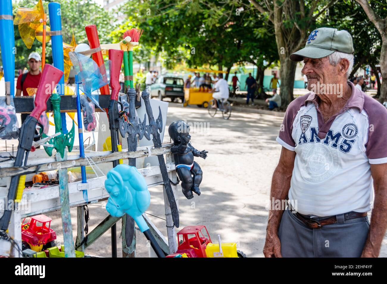 Ein Mann, der auf der Straße hausgemachte Sachen verkauft, Cuba 2014 Stockfoto