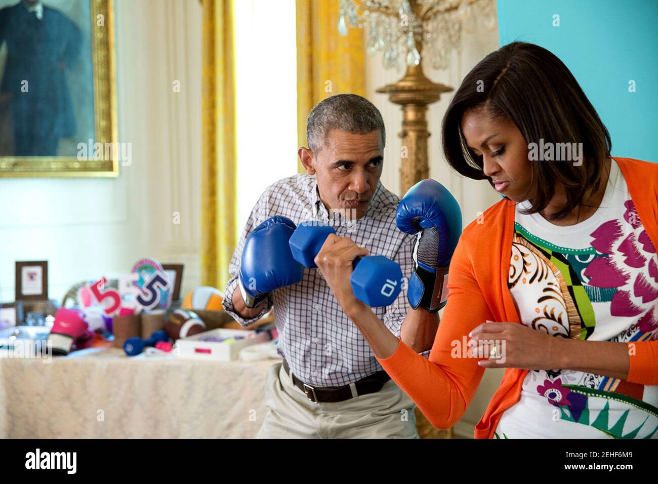 Präsident Barack Obama und First Lady Michelle Obama posieren für Fotos auf dem Instagram-#GimmeFive-Foto-Stand im East Room des weißen Hauses während der jährlichen Easter Egg Roll, 6. April 2015. Stockfoto