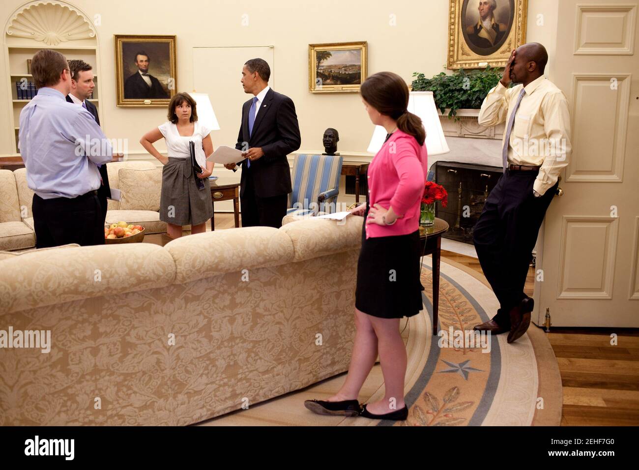 Präsident Barack Obama trifft sich mit Beratern im Oval Office, 28. Mai 2009. Rechts ist Reggie Love, Präsident Obamas persönlicher Helfer. Stockfoto