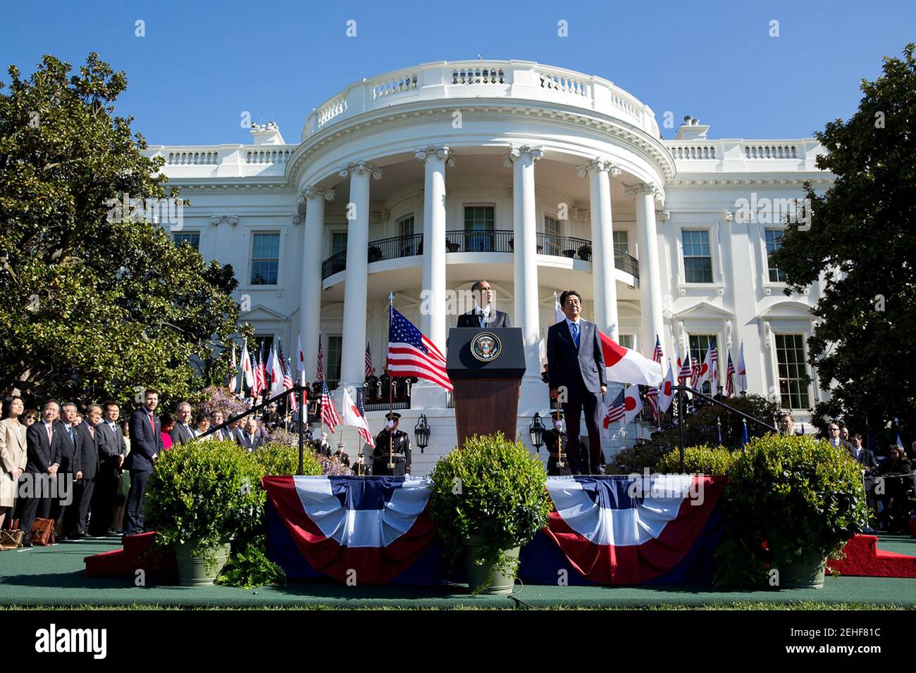 Präsident Barack Obama hält während der Zeremonie zur Ankunft des japanischen Premierministers Shinzo Abe auf dem Südrawn des Weißen Hauses am 28. April 2015 eine Rede. Stockfoto